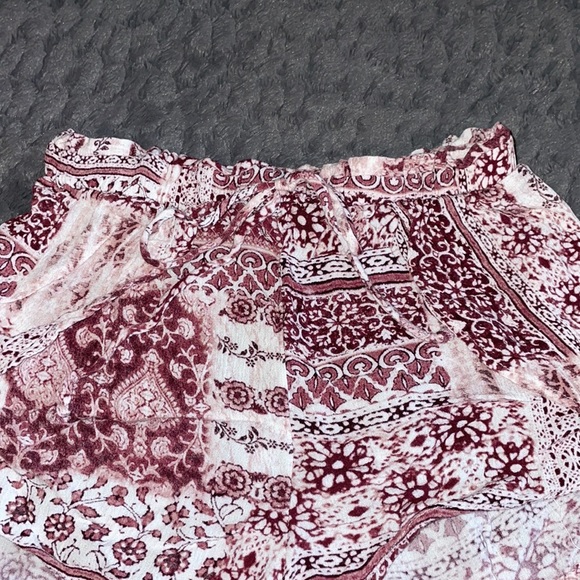 LULU'S Maroon & Cream Play Shorts XS - Picture 2 of 4